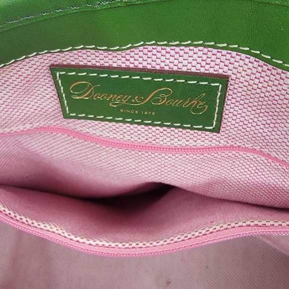 Dooney & Bourke Large Green and Brown Giraffe Print Tote Bag. P155 - Picture 4 of 16